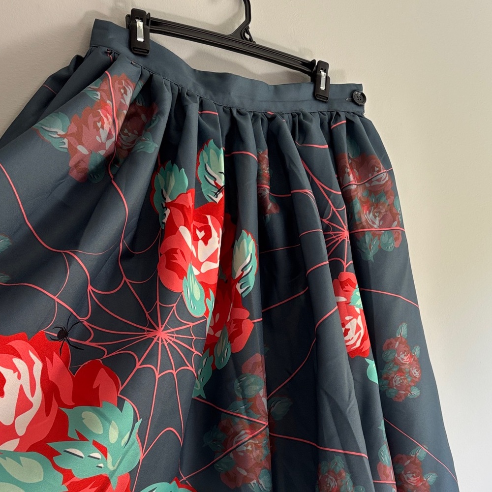 🌹roses with spiders skirt🕸️🕷️